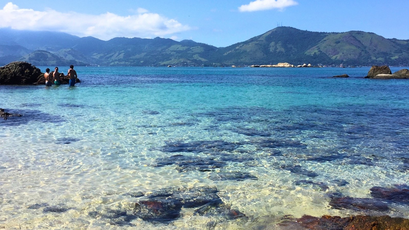 Lanchas nas águas cristalinas da Ilha de Cataguases, em Ilha Grande