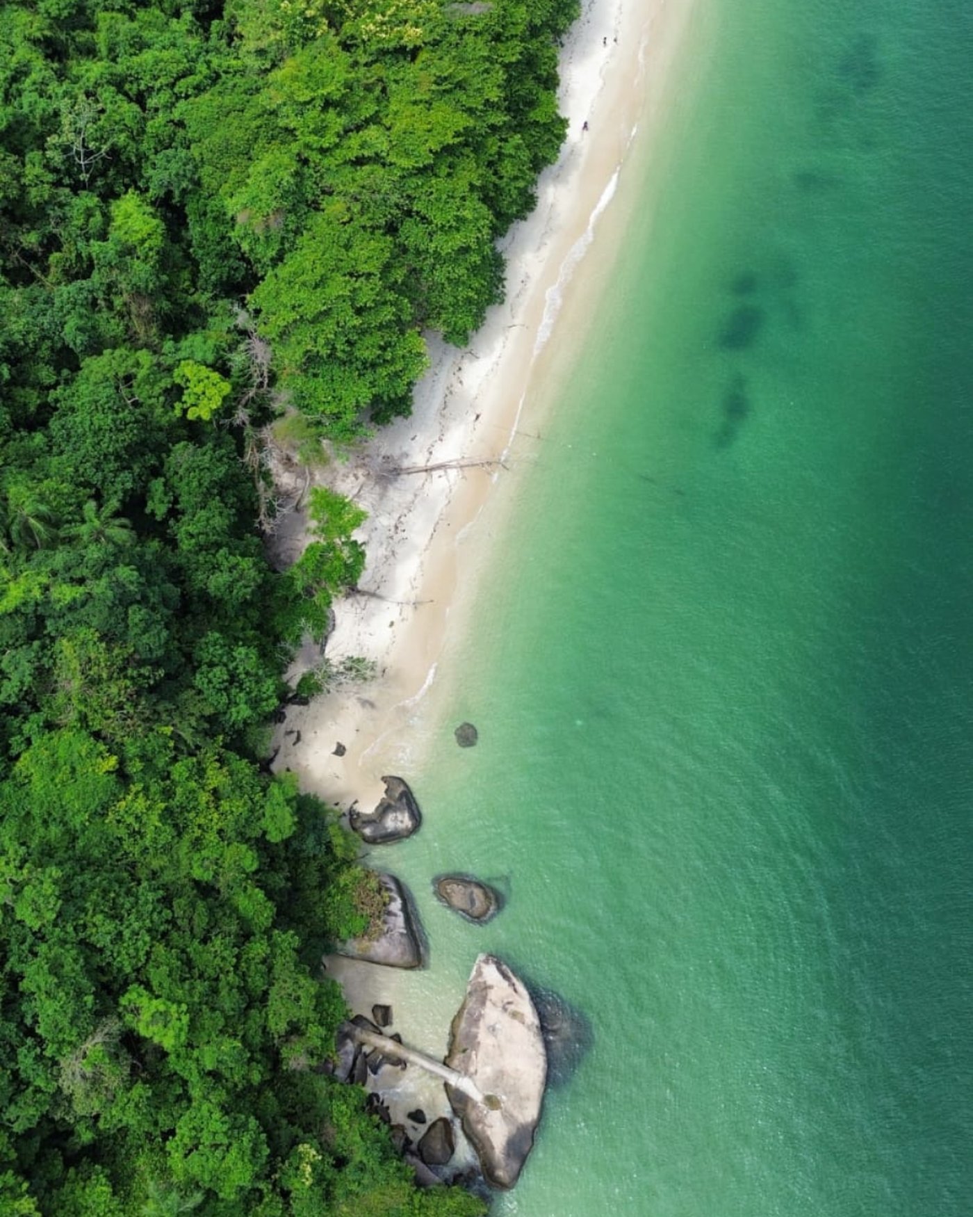 Praia da Tapera, na Ilha da Guaíba, em Mangaratiba — vista aérea de água cristalina